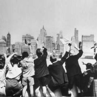 British evacuee children waving at the New York skyline, Second World War, 17 July 1940. (source: Daily Herald Archive / National Science & Media Museum / Science & Society Picture Library)